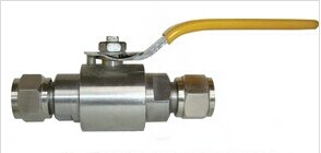 �������y